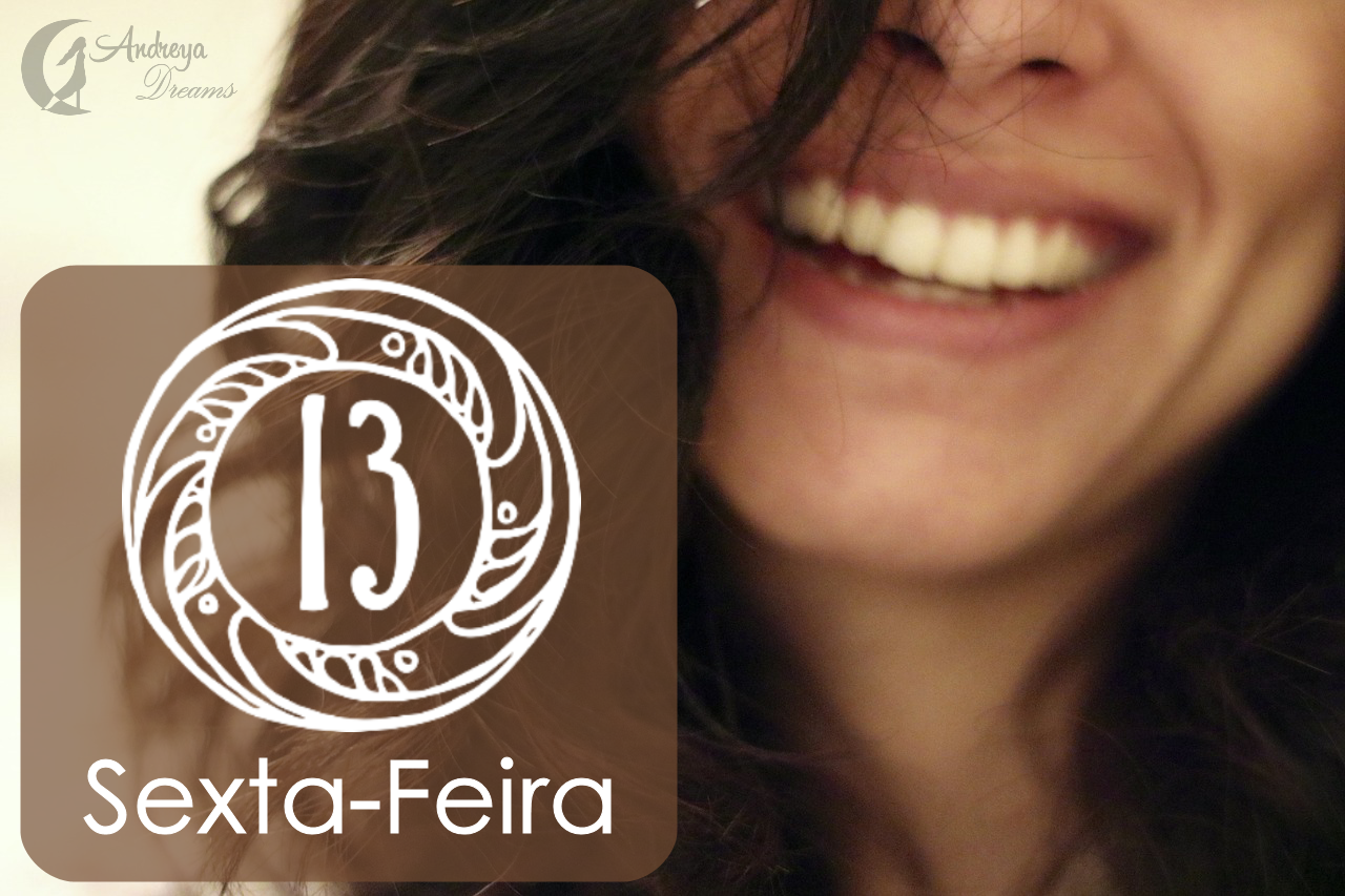 Calendário digital com número 13 e texto Sexta-Feira, mulher sorridente ao fundo