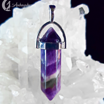Colar com pendente em cristal de ametista roxo com base metálica prateada sobre cristais brancos