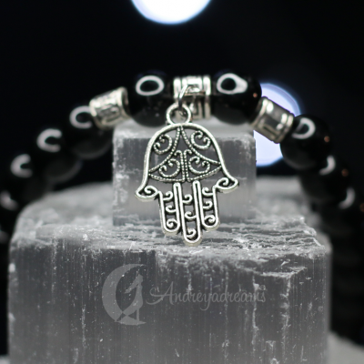 Pulseira preta com pendente de mão da Fátima prateado sobre base de cristal
