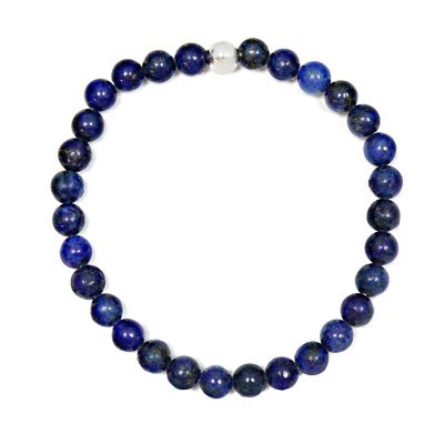 Pulseira de contas azuis com uma conta branca sobre fundo branco