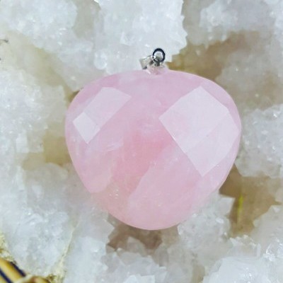 Pingente de coração rosa em cristal sobre geodo branco com cristais