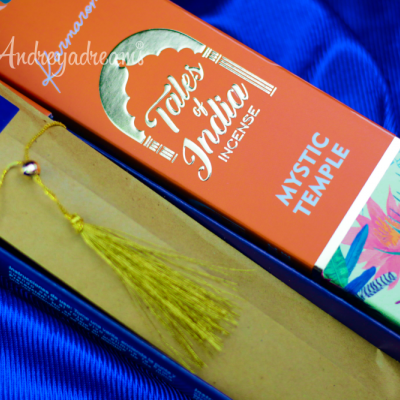 Embalagem de incenso Talis India Mystic Temple laranja com tassel amarelo sobre fundo azul.