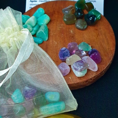 Kit de Pedras Poder de Atração com pedras coloridas e saco de tecido