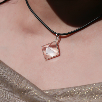 Colar com pendente de cubo transparente em cordão preto no pescoço