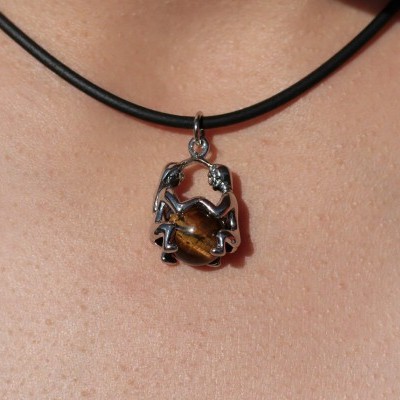 Colar com pendente metálico e pedra marrom dourada em cordão preto