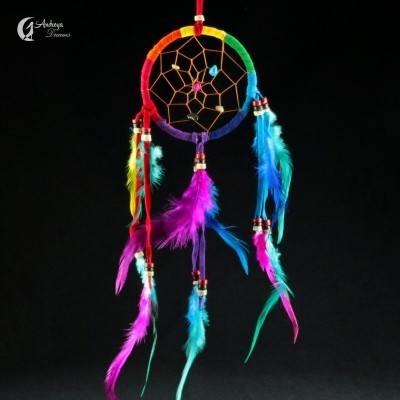 Apanhador de sonhos colorido com penas e teia
