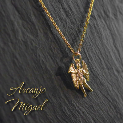 Colar dourado com pendente do Arcanjo Miguel em fundo preto texturizado