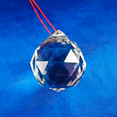 Pingente cristal facetado redondo com cordão vermelho