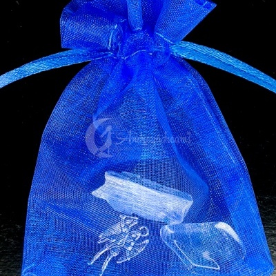 Saco azul de organza com pedras brancas dentro