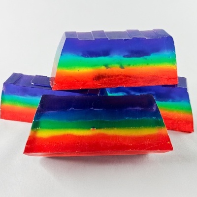 Barra de sabonete artesanal colorida em camadas