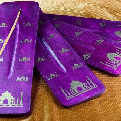 Cinco porta-incensos roxos em madeira com padrão dourado do Taj Mahal sobre tecido bege