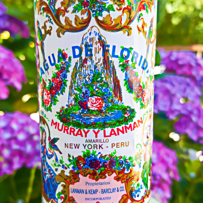 Garrafa Água de Florida com rótulo colorido floral e texto em português