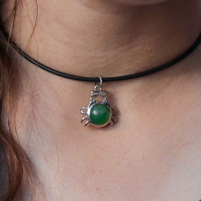 Colar tipo gargantilha com pendente de pedra verde e cordão preto