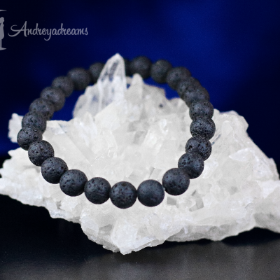 Pulseira preta porosa sobre cristal branco translúcido