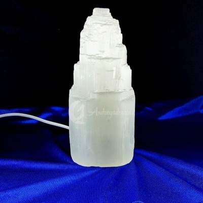 Candeeiro de sal branco translúcido em tecido azul