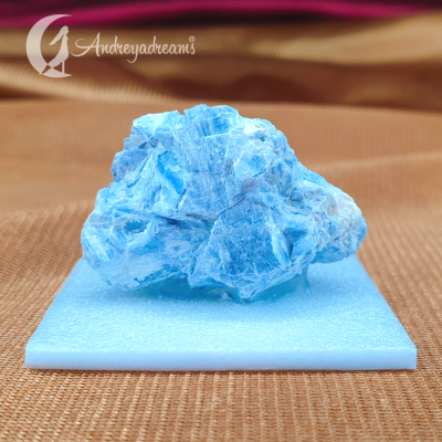 Mineral azul irregular sobre base azul clara em fundo castanho