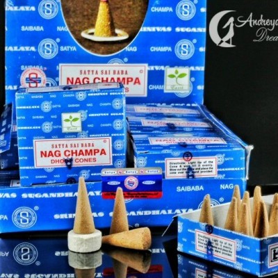 Caixas azuis de incenso Nag Champa Satya com cones de incenso castanhos