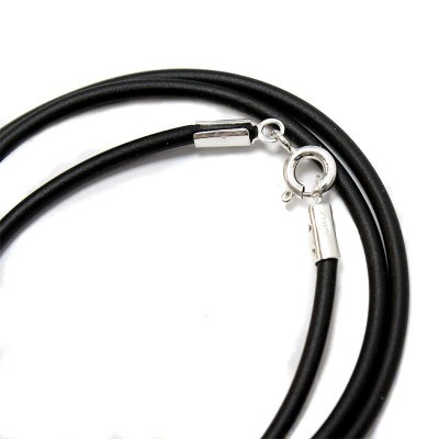 Colar preto com fecho metálico em fundo branco