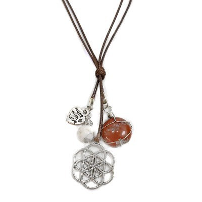 Colar com pendentes metálicos e pedras em cordão castanho
