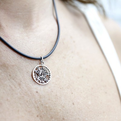 Colar preto com pendente prata estrelado circular ao pescoço