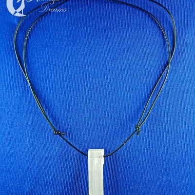 Colar de pedra branca translúcida com cordão preto sobre fundo azul