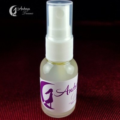 Frasco de spray transparente com líquido amarelo e etiqueta roxa e branca