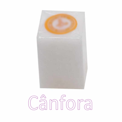Bloco branco quadrado embalado com etiqueta circular laranja e branca, palavra Cânfora em roxo abaixo