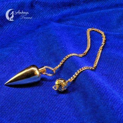 Pingente dourado em forma de cone com corrente sobre tecido azul