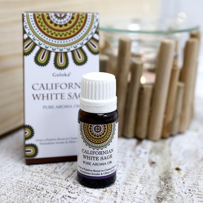 Frasco de óleo aromático California White Sage com caixa decorativa em mesa com suporte de vela