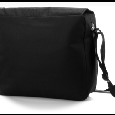 Mala tiracolo preta em tecido sintético com fecho e alça ajustável