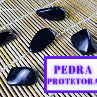Pedras pretas polidas em base de palha com texto PEDRA PROTETORA.