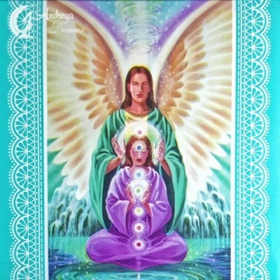 Duas figuras humanas, chakras iluminados, asas douradas, fundo azul