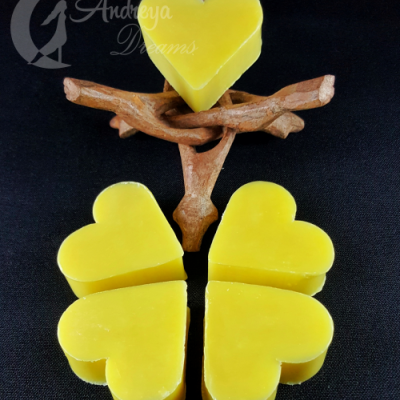 Sabonetes amarelos em forma de coração sobre suporte de madeira