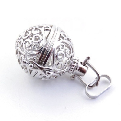 Brinquedo para gato metálico prateado com padrão arabesco e gancho