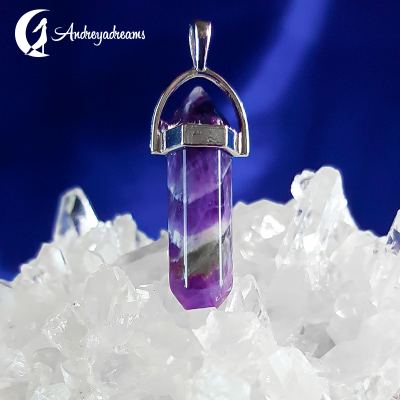 Pendente de pedra roxa com acabamento metálico sobre cristais brancos