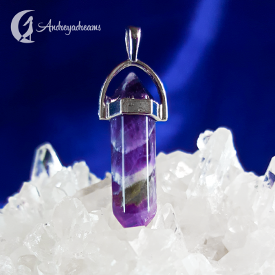 Pingente de cristal roxo e verde com moldura prateada sobre cristais brancos