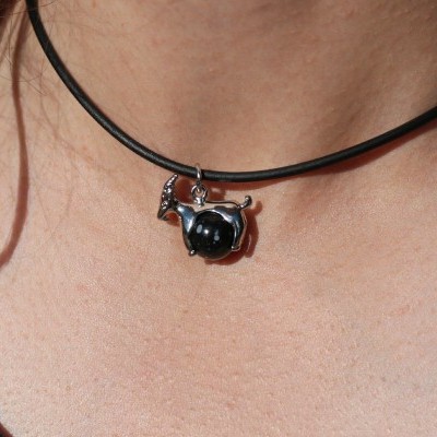 Colar preto com pendente de panda prateado e preto brilhante