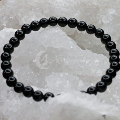 Pulseira de contas pretas sobre cristais brancos