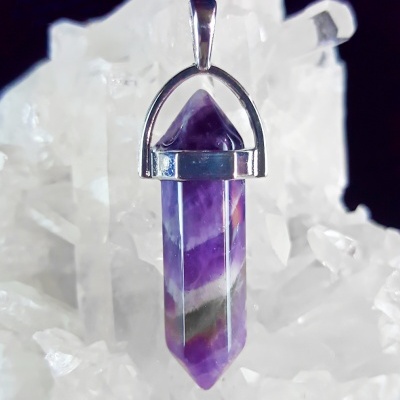 https://www.andreyadreams.com/product/pendente-prisma-ametista