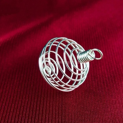 Espremedor de ovos em aço inoxidável em fundo vermelho.