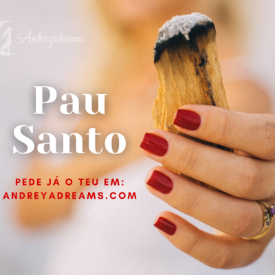 Mão com unha vermelha segurando Pau Santo queimado com texto promocional