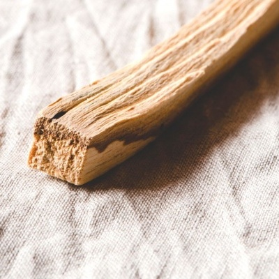 Pedaço de madeira cru sobre tecido cinzento