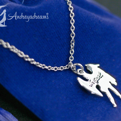 Colar prateado com pendente de anjo e palavra 'Angel' sobre tecido azul