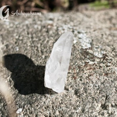 Cristal transparente sobre rocha cinzenta ao ar livre