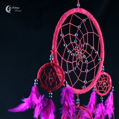 Filtro dos sonhos vermelho com penas roxas e contas azuis