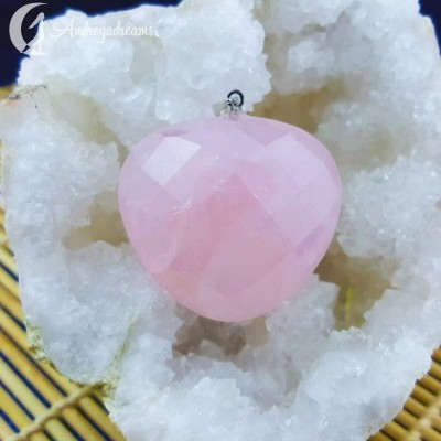 https://www.andreyadreams.com/product/pendente-de-quartzo-rosa-coracao-facetado