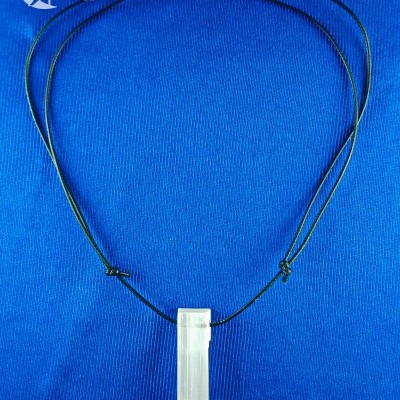 Colar com cordão preto e pendente retangular translúcido