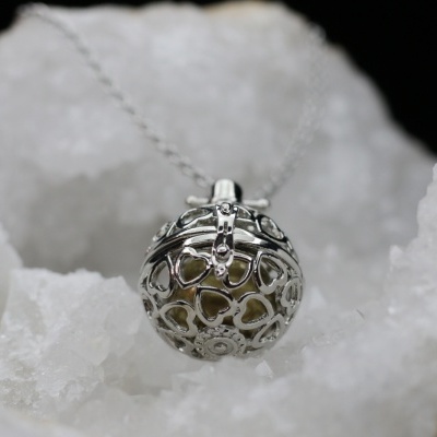 Colar com pendente de bola prateada com corações sobre cristais brancos