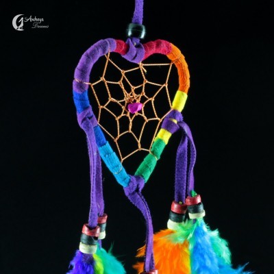 Pêndulo de sonhos colorido em forma de coração com penas e contas