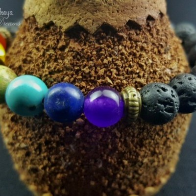 Bracelete de contas coloridas em suporte castanho texturizado